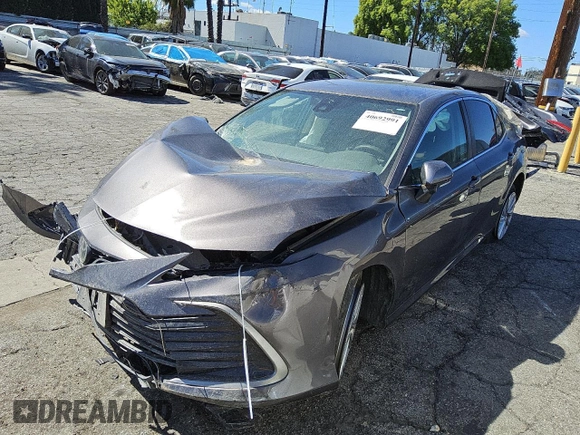 2023 Toyota Camry LE z VIN 4T1R11AKXPU764124, wystawiony jako Copart lot #47268875 z przebiegiem 37 406 mil mil oraz Szkoda całkowita • Salvage title. Historia ofert i sprzedaży dostępna na DreamBid. Obrazek 1.