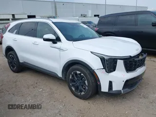 2024 Kia Sorento S z VIN 5XYRLDJC9RG292270, wystawiony jako IAAI lot #42316441 z przebiegiem 25 657 mil mil oraz . Historia ofert i sprzedaży dostępna na DreamBid. Obrazek 1.