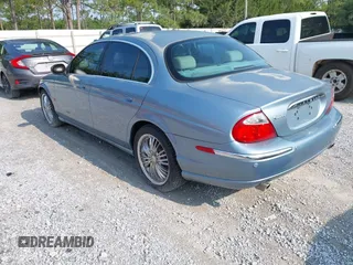 2004 Jaguar S-Type z VIN SAJEA01T64FN07825, wystawiony jako IAAI lot #42403796 z przebiegiem 133 011 mil mil oraz . Historia ofert i sprzedaży dostępna na DreamBid. Obrazek 3.