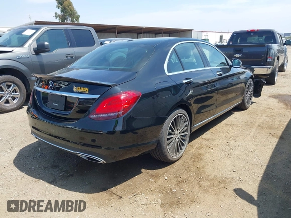 2019 Mercedes-Benz C 300 z VIN 55SWF8DB4KU309251, wystawiony jako IAAI lot #42391572 z przebiegiem 28 757 mil mil oraz . Historia ofert i sprzedaży dostępna na DreamBid. Obrazek 4.