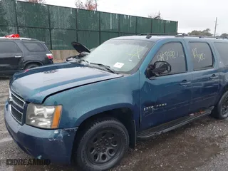 2007 Chevrolet Suburban LTZ with VIN 3GNFC16087G164902, listed as a IAAI auction lot 40918783 with 999,999 mi miles. Bid and sale history available at carsss.com. Image 6.