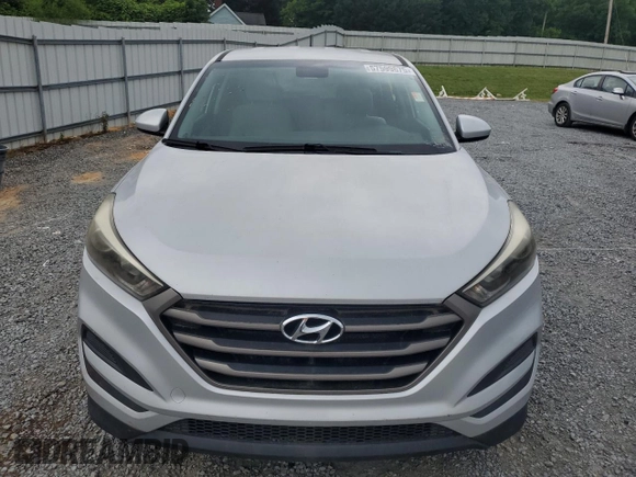 2016 Hyundai Tucson SE z VIN KM8J23A46GU242131, wystawiony jako Copart lot #57599675 z przebiegiem 76 940 mil mil oraz Czysty tytuł • Clean title. Historia ofert i sprzedaży dostępna na DreamBid. Obrazek 5.