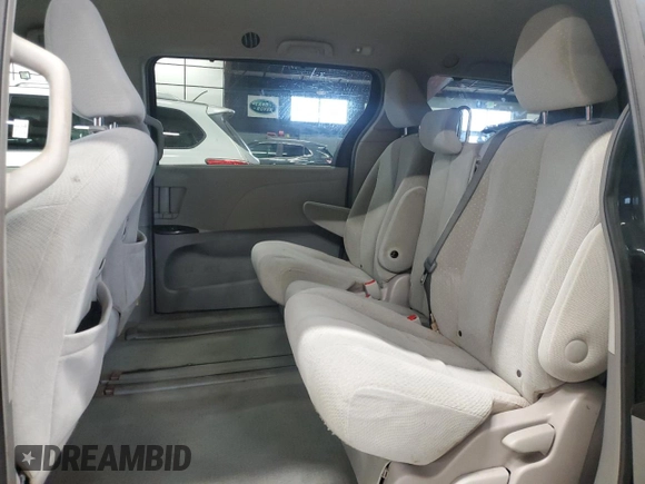 2014 Toyota Sienna LE AAS z VIN 5TDKK3DC9ES524468, wystawiony jako Copart lot #58170535 z przebiegiem 228 172 mil mil oraz Czysty tytuł • Clean title. Historia ofert i sprzedaży dostępna na DreamBid. Obrazek 11.