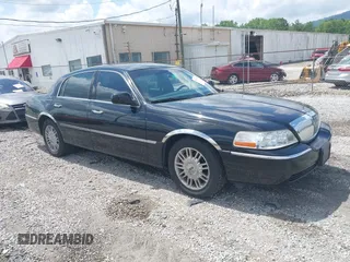 2008 Lincoln Town Car Limited z VIN 2LNHM82W68X659796, wystawiony jako IAAI lot #42105970 z przebiegiem 80 437 mil mil oraz . Historia ofert i sprzedaży dostępna na DreamBid. Obrazek 1.