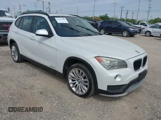 2015 BMW X1 sDrive28i z VIN WBAVM1C56FV316714, wystawiony jako IAAI lot #42321400 z przebiegiem 138 969 mil mil oraz . Historia ofert i sprzedaży dostępna na DreamBid. Obrazek 1.