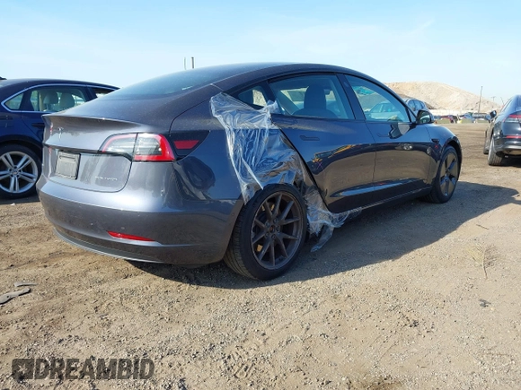 2022 Tesla Model 3 Long Range z VIN 5YJ3E1EB2NF183893, wystawiony jako IAAI lot #42130396 z przebiegiem 25 552 mil mil oraz . Historia ofert i sprzedaży dostępna na DreamBid. Obrazek 4.