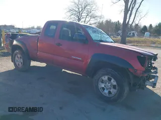 2005 Toyota Tacoma z VIN 5TEUU42N05Z121804, wystawiony jako IAAI lot #41755276 z przebiegiem 146 969 mil mil oraz . Historia ofert i sprzedaży dostępna na DreamBid. Obrazek 1.