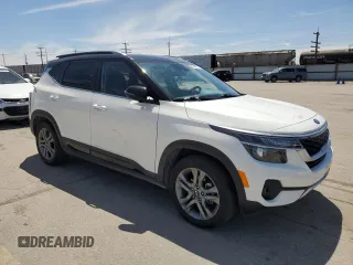 2021 Kia Seltos S z VIN KNDEU2AA5M7075898, wystawiony jako Copart lot #57243215 z przebiegiem 48 361 mil mil oraz Szkoda całkowita • Salvage title. Historia ofert i sprzedaży dostępna na DreamBid. Obrazek 4.