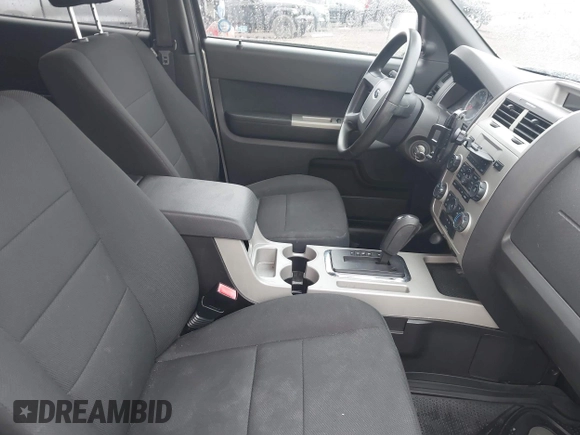2010 Ford Escape XLT z VIN 1FMCU9DG5AKB16731, wystawiony jako IAAI lot #42322986 z przebiegiem 121 940 mil mil oraz . Historia ofert i sprzedaży dostępna na DreamBid. Obrazek 5.