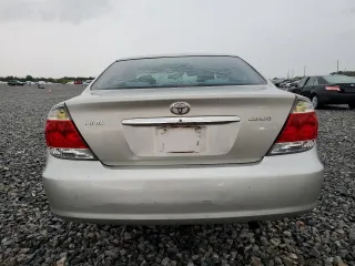 2005 Toyota Camry STD z VIN 4T1BE32K85U386267, wystawiony jako Copart lot #59219615 z przebiegiem 171 844 mil mil oraz Szkoda całkowita • Salvage title. Historia ofert i sprzedaży dostępna na DreamBid. Obrazek 6.