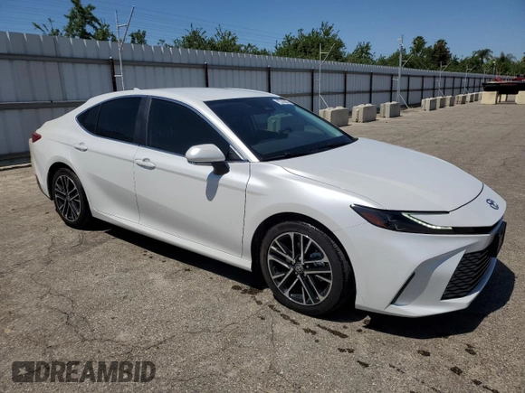 2025 Toyota Camry LE z VIN 4T1DAACK4SU520274, wystawiony jako Copart lot #54437705 z przebiegiem 9 078 mil mil oraz Czysty tytuł • Clean title. Historia ofert i sprzedaży dostępna na DreamBid. Obrazek 4.