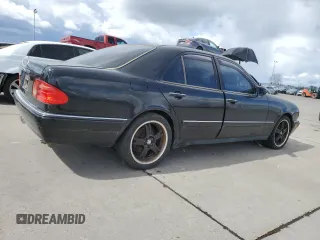 1999 Mercedes-Benz E 320 z VIN WDBJF65H6XA858046, wystawiony jako Copart lot #49115495 z przebiegiem Nie podano mil oraz Czysty tytuł • Clean title. Historia ofert i sprzedaży dostępna na DreamBid. Obrazek 3.