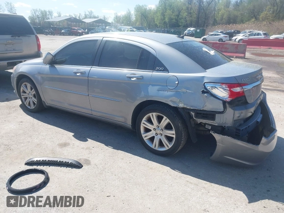2013 Chrysler 200 Touring z VIN 1C3CCBBB4DN655936, wystawiony jako IAAI lot #41963751 z przebiegiem 197 019 mil mil oraz . Historia ofert i sprzedaży dostępna na DreamBid. Obrazek 3.