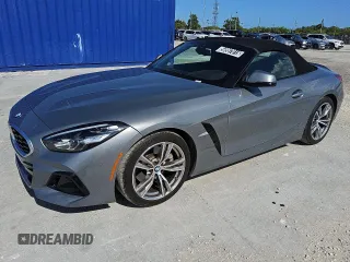 2025 BMW Z4 sDrive30i z VIN WBAHF3C08SWY40779, wystawiony jako Copart lot #56997015 z przebiegiem 18 324 mil mil oraz Tytuł czysty. Historia ofert i sprzedaży dostępna na DreamBid. Obrazek 1.
