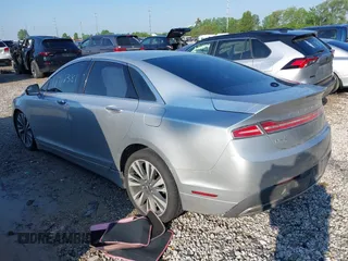 2017 Lincoln MKZ Select z VIN 3LN6L5D96HR663197, wystawiony jako IAAI lot #42280513 z przebiegiem 76 578 mil mil oraz . Historia ofert i sprzedaży dostępna na DreamBid. Obrazek 3.