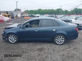 2010 Volkswagen Jetta Limited Edition z VIN 3VWAZ7AJ5AM155049, wystawiony jako IAAI lot #42276777 z przebiegiem 88 699 mil mil oraz . Historia ofert i sprzedaży dostępna na DreamBid. Obrazek 14.