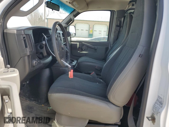 2022 GMC Savana Cargo z VIN 1GTW7AFP4N1147665, wystawiony jako Copart lot #54802085 z przebiegiem 42 261 mil mil oraz Szkody całkowita. Historia ofert i sprzedaży dostępna na DreamBid. Obrazek 7.