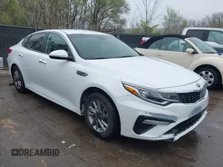 2019 Kia Optima LX z VIN 5XXGT4L39KG292512, wystawiony jako IAAI lot #41932747 z przebiegiem 103 762 mil mil oraz . Historia ofert i sprzedaży dostępna na DreamBid. Obrazek 1.