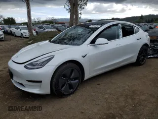 2020 Tesla Model 3 Standard Range Plus z VIN 5YJ3E1EAXLF645041, wystawiony jako Copart lot #50912915 z przebiegiem 20 010 mil mil oraz Szkody całkowita. Historia ofert i sprzedaży dostępna na DreamBid. Obrazek 1.