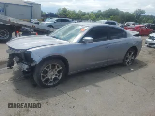 2015 Dodge Charger SXT z VIN 2C3CDXJG5FH760018, wystawiony jako Copart lot #57688885 z przebiegiem 83 628 mil mil oraz Czysty tytuł • Clean title. Historia ofert i sprzedaży dostępna na DreamBid. Obrazek 1.
