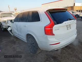 2020 Volvo XC90 Momentum z VIN YV4A221K6L1560952, wystawiony jako IAAI lot #41340408 z przebiegiem 105 731 mil mil oraz . Historia ofert i sprzedaży dostępna na DreamBid. Obrazek 3.