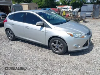 2014 Ford Focus SE z VIN 1FADP3K28EL320482, wystawiony jako IAAI lot #42529559 z przebiegiem 161 347 mil mil oraz . Historia ofert i sprzedaży dostępna na DreamBid. Obrazek 1.