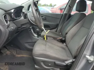 2020 Chevrolet Trax LS z VIN 3GNCJKSB3LL175622, wystawiony jako Copart lot #63316885 z przebiegiem Nie podano mil oraz Szkoda całkowita • Salvage title. Historia ofert i sprzedaży dostępna na DreamBid. Obrazek 7.
