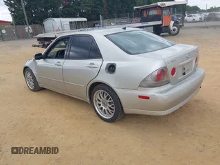 2001 Lexus IS 300/350 z VIN JTHBD182010019964, wystawiony jako IAAI lot #42353494 z przebiegiem 200 294 mil mil oraz . Historia ofert i sprzedaży dostępna na DreamBid. Obrazek 3.