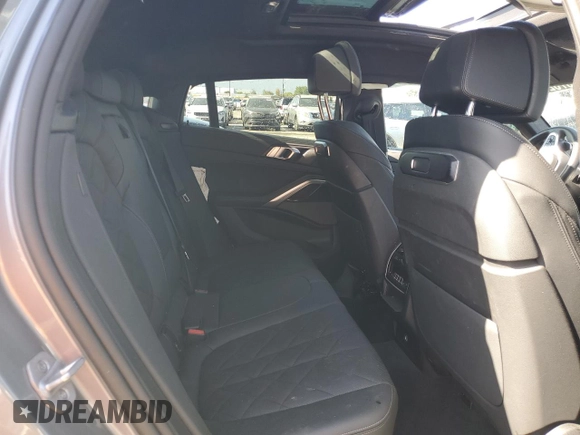 2025 BMW X6 xDrive40i z VIN 5UX33EX03S9X00132, wystawiony jako Copart lot #56373235 z przebiegiem Nie podano mil oraz Tytuł czysty. Historia ofert i sprzedaży dostępna na DreamBid. Obrazek 11.