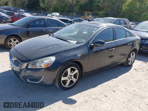 2013 Volvo S60 T5 Premier z VIN YV1612FSXD2176182, wystawiony jako IAAI lot #42238470 z przebiegiem 128 084 mil mil oraz . Historia ofert i sprzedaży dostępna na DreamBid. Obrazek 2.