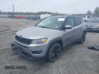 2020 Jeep Compass Altitude z VIN 3C4NJCBB8LT105248, wystawiony jako IAAI lot #42021423 z przebiegiem 93 004 mil mil oraz . Historia ofert i sprzedaży dostępna na DreamBid. Obrazek 2.