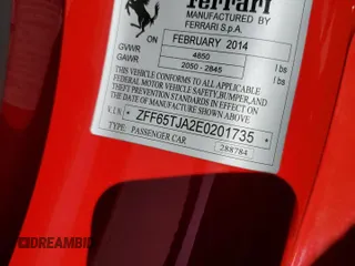 2014 Ferrari California z VIN ZFF65TJA2E0201735, wystawiony jako Copart lot #75178054 z przebiegiem Nie podano mil oraz Szkody całkowita. Historia ofert i sprzedaży dostępna na DreamBid. Obrazek 13.