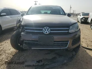 2013 Volkswagen Touareg Exec z VIN WVGEF9BP7DD009467, wystawiony jako Copart lot #47492725 z przebiegiem 109 511 mil mil oraz Szkoda całkowita • Salvage title. Historia ofert i sprzedaży dostępna na DreamBid. Obrazek 5.