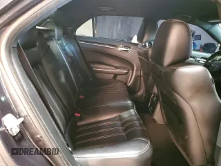 2019 Chrysler 300 S z VIN 2C3CCABG2KH516027, wystawiony jako Copart lot #84686654 z przebiegiem 73 155 mil mil oraz Szkoda całkowita • Salvage title. Historia ofert i sprzedaży dostępna na DreamBid. Obrazek 10.