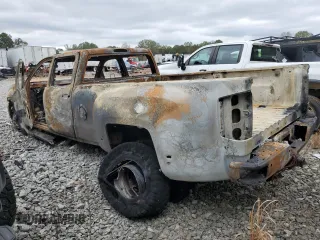 2015 GMC Sierra 3500HD Denali z VIN 1GT424E85FF133280, wystawiony jako Copart lot #79125844 z przebiegiem Nie podano mil oraz Nie do naprawy • Non repairable. Historia ofert i sprzedaży dostępna na DreamBid. Obrazek 2.
