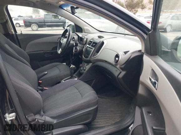 2014 Chevrolet Sonic LT z VIN 1G1JC5SB4E4153240, wystawiony jako IAAI lot #42383467 z przebiegiem 146 218 mil mil oraz . Historia ofert i sprzedaży dostępna na DreamBid. Obrazek 5.