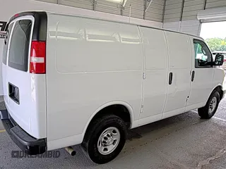 2021 Chevrolet Express Cargo z VIN 1GCWGAFP5M1201537, wystawiony jako IAAI lot #42642579 z przebiegiem 96 732 mil mil oraz . Historia ofert i sprzedaży dostępna na DreamBid. Obrazek 28.