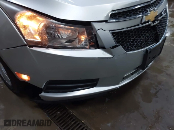 2014 Chevrolet Cruze 2LT z VIN 1G1PE5SB4E7393620, wystawiony jako IAAI lot #42056437 z przebiegiem 173 687 mil mil oraz . Historia ofert i sprzedaży dostępna na DreamBid. Obrazek 17.