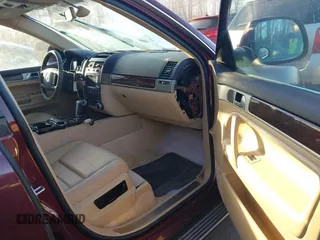 2008 Volkswagen Touareg V6 z VIN WVGBE77L38D044092, wystawiony jako IAAI lot #41766743 z przebiegiem Nie podano mil oraz . Historia ofert i sprzedaży dostępna na DreamBid. Obrazek 5.