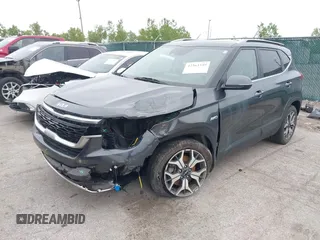 2022 Kia Seltos EX z VIN KNDERCAA3N7237293, wystawiony jako IAAI lot #42363349 z przebiegiem 45 857 mil mil oraz . Historia ofert i sprzedaży dostępna na DreamBid. Obrazek 2.