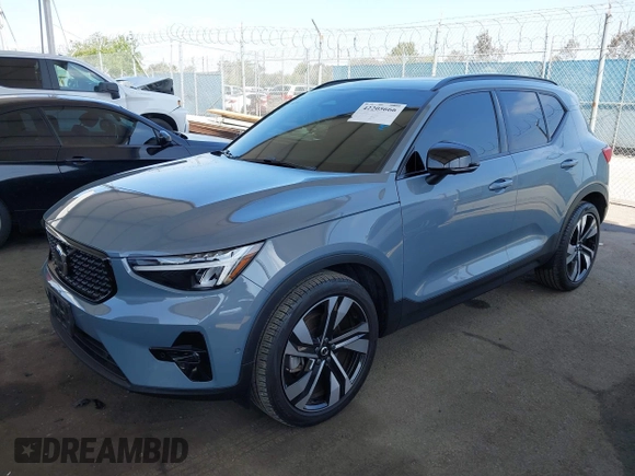 2023 Volvo XC40 Ultimate Dark Theme z VIN YV4L12UX9P2952245, wystawiony jako IAAI lot #42205666 z przebiegiem 19 952 mil mil oraz . Historia ofert i sprzedaży dostępna na DreamBid. Obrazek 17.