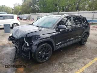 2023 Volkswagen Taos SE z VIN 3VVNX7B2XPM300601, wystawiony jako Copart lot #50988575 z przebiegiem 20 166 mil mil oraz Szkody całkowita. Historia ofert i sprzedaży dostępna na DreamBid. Obrazek 1.