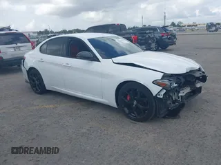 2019 Alfa Romeo Giulia z VIN ZARFAMAN8K7619535, wystawiony jako IAAI lot #41467928 z przebiegiem 33 014 mil mil oraz . Historia ofert i sprzedaży dostępna na DreamBid. Obrazek 1.