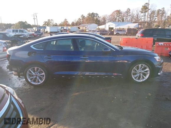2023 Audi A5 Sportback Premium z VIN WAUABCF58PA032618, wystawiony jako IAAI lot #41048963 z przebiegiem 2 740 mil mil oraz . Historia ofert i sprzedaży dostępna na DreamBid. Obrazek 14.