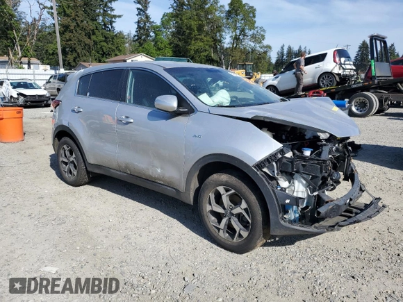2020 Kia Sportage LX z VIN KNDPMCAC6L7633935, wystawiony jako Copart lot #56566005 z przebiegiem Nie podano mil oraz Czysty tytuł • Clean title. Historia ofert i sprzedaży dostępna na DreamBid. Obrazek 4.