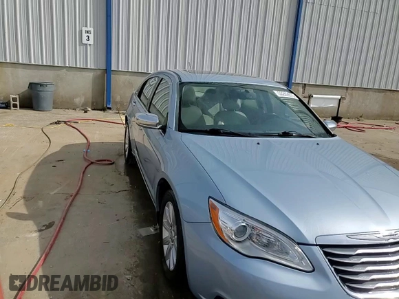 2014 Chrysler 200 Limited z VIN 1C3CCBCG9EN172972, wystawiony jako Copart lot #53242875 z przebiegiem 173 383 mil mil oraz Szkody całkowita. Historia ofert i sprzedaży dostępna na DreamBid. Obrazek 13.