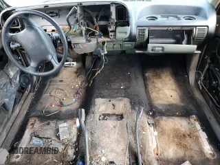 1996 GMC Suburban z VIN 3GKEC16R1TG516669, wystawiony jako Copart lot #69262744 z przebiegiem Nie podano mil oraz Szkoda całkowita • Salvage title. Historia ofert i sprzedaży dostępna na DreamBid. Obrazek 8.