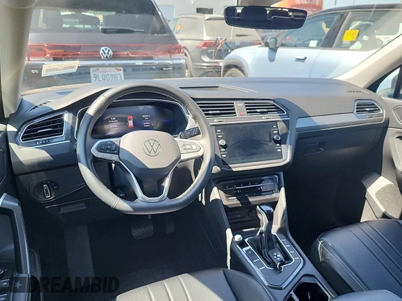 2024 Volkswagen Tiguan SE z VIN 3VV3B7AX7RM106937, wystawiony jako IAAI lot #42845192 z przebiegiem 32 134 mil mil oraz . Historia ofert i sprzedaży dostępna na DreamBid. Obrazek 53.