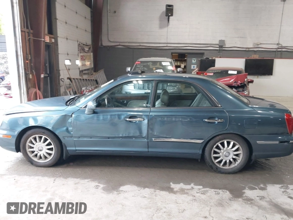 2005 Hyundai XG with VIN KMHFU45E35A414283, listed as a IAAI auction lot 42211359 with 101,869 mi miles. Bid and sale history available at carsss.com. Image 6.