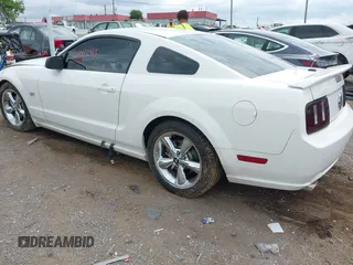 2008 Ford Mustang GT Deluxe с VIN 1ZVHT82H185196893, выставлен на аукционе IAAI как лот 42497243 с пробегом Не указан миль и . История ставок и продаж доступна на DreamBid. Изображение 3.